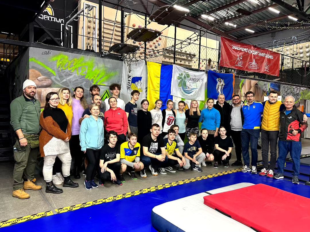Holiday climbing competition for children with hearing disabilities